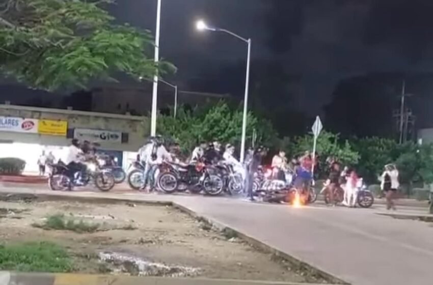 Una mujer fue atropellada mientras intentaba cruzar la avenida Tulum, frente a la terminal de autobuses ADO en Cancún, al ser impactada por un motociclista durante una rodada nocturna.