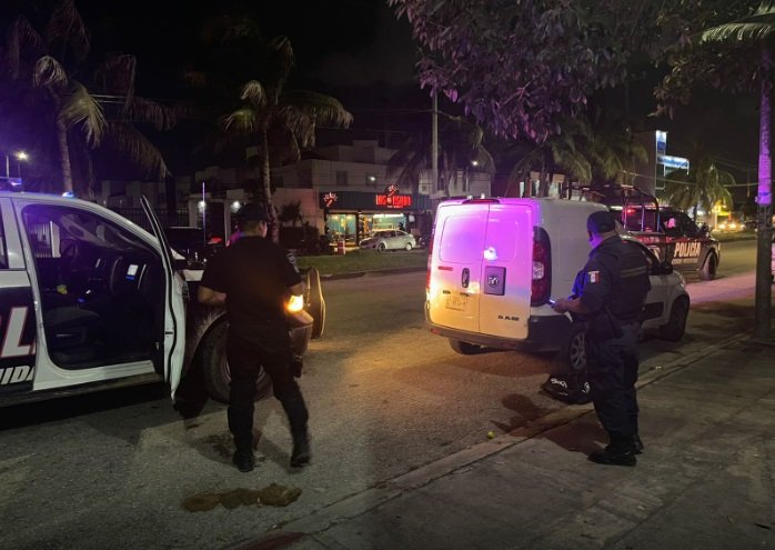 La noche del jueves, una oficina de construcción en la colonia Jardines del Sur en Cancún fue el objetivo de un asalto violento que dejó pérdidas millonarias.