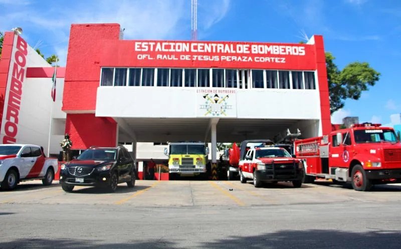 El Cuerpo de Bomberos de Cancún anunció un ambicioso proyecto para renovar sus cinco estaciones, comenzando con la base central ubicada en la avenida Tulum.