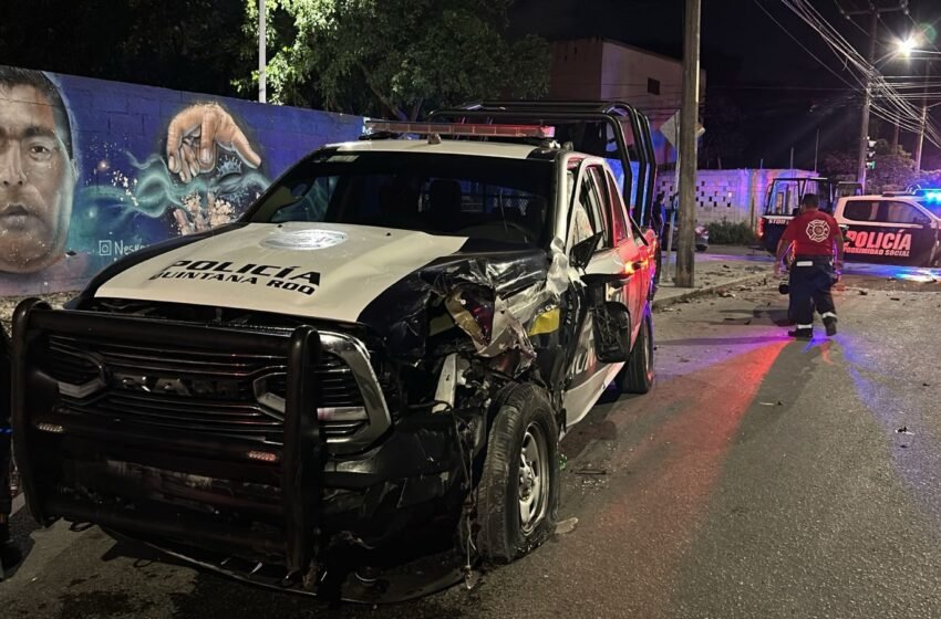 Una persecución policial en Cancún se convirtió en un aparatoso accidente que dejó a dos policías y una ciudadana lesionados, además de daños materiales significativos.