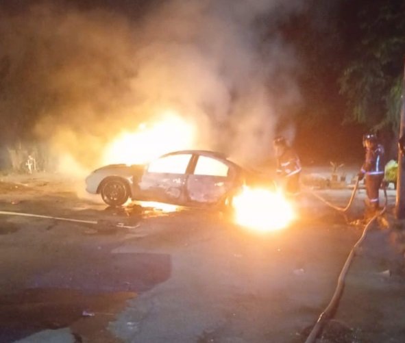 Un vehículo se incendió este lunes en una concurrida avenida, al parecer por un corto circuito.