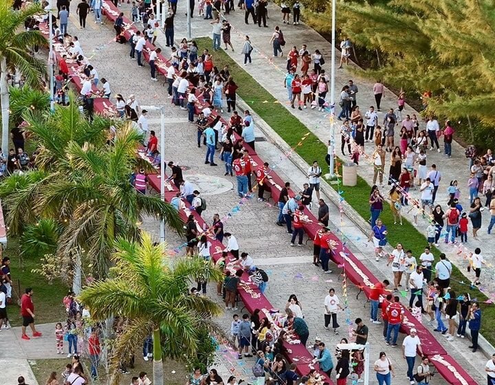 Durante el evento, las autoridades municipales realizaron el corte simbólico de "La Rosca Más Grande", que fue repartida entre personas de todas las edades.