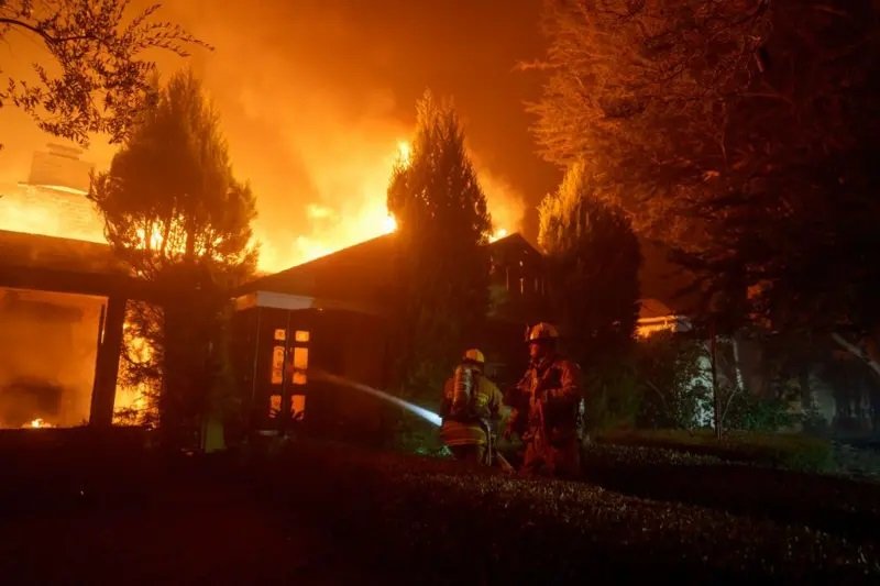  Incendios forestales en Los Ángeles: Más de 30,000 evacuados y dos víctimas mortales