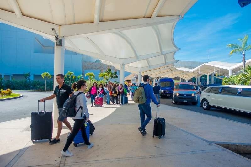 Los hoteleros enfatizaron que la regulación de los servicios en el aeropuerto es fundamental para garantizar una experiencia segura y confiable a los turistas.