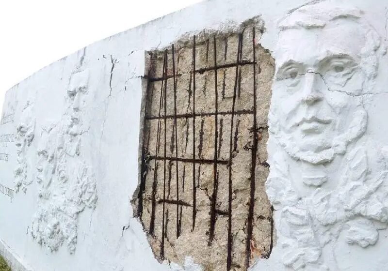 Un ejemplo claro es el Monumento a la Historia de México, ubicado en Cancún, que permanece en un estado de deterioro crítico.