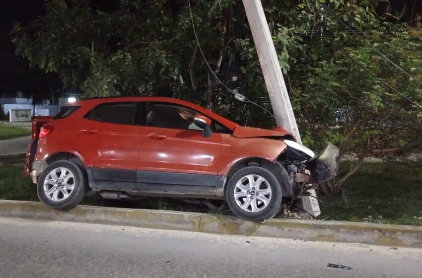  Conductor huye tras chocar contra un poste en la avenida Huayacán