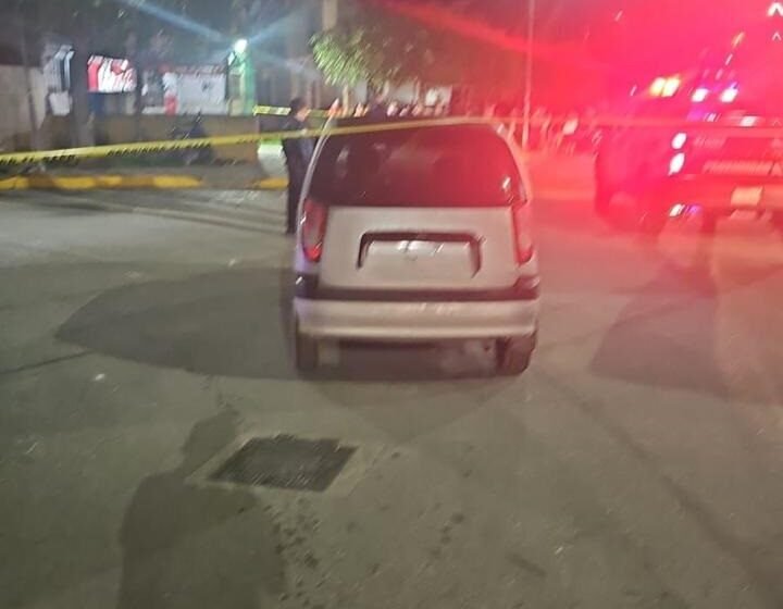 El percance ocurrió alrededor de las 00:24 horas, cuando vecinos de la zona reportaron el incidente.