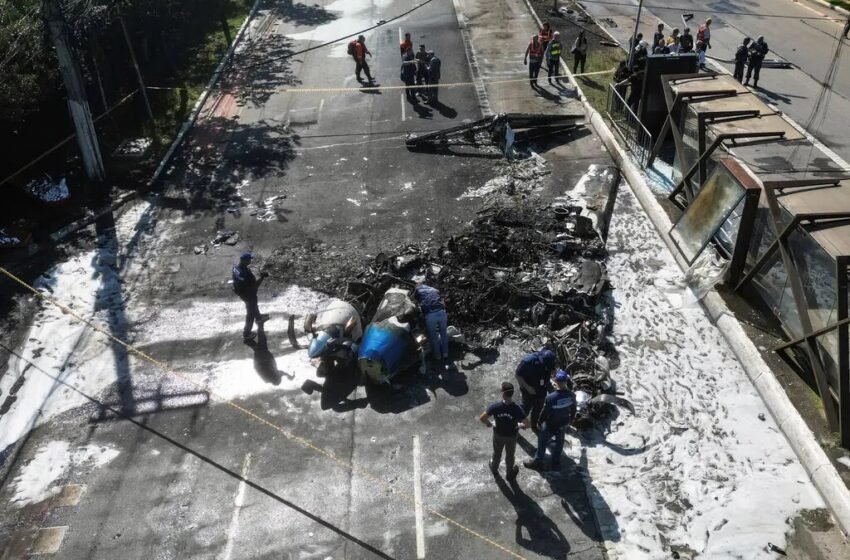  Tragedia en São Paulo: Avioneta se estrella en una avenida y deja dos muertos y seis heridos