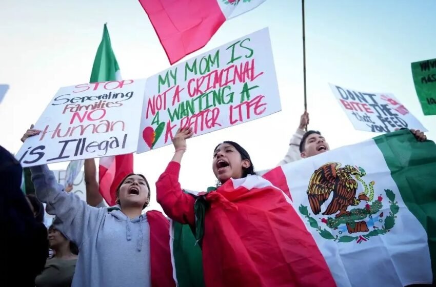 La protesta, que congregó a manifestantes de diversas comunidades latinas, se desarrolló cerca del ayuntamiento de la ciudad.