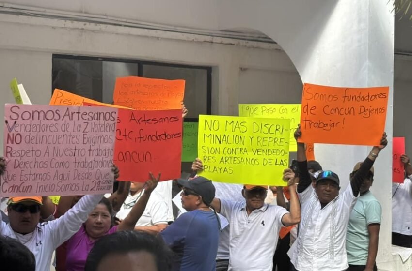  Artesanos protestan en el Palacio Municipal de Cancún por operativos en la Zona Hotelera