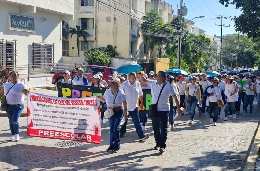  Maestros de Quintana Roo marchan en Chetumal y Cancún contra reforma a la Ley del ISSSTE