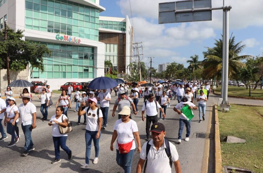  Protesta de maestros en Cancún provoca desvíos y congestión en avenidas principales